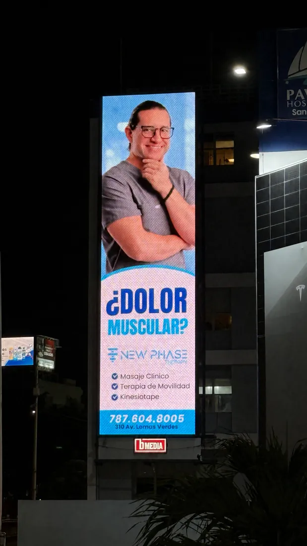 Valla digital vertical de B-Media junto al Hospital Pavía en Santurce, Puerto Rico, de noche